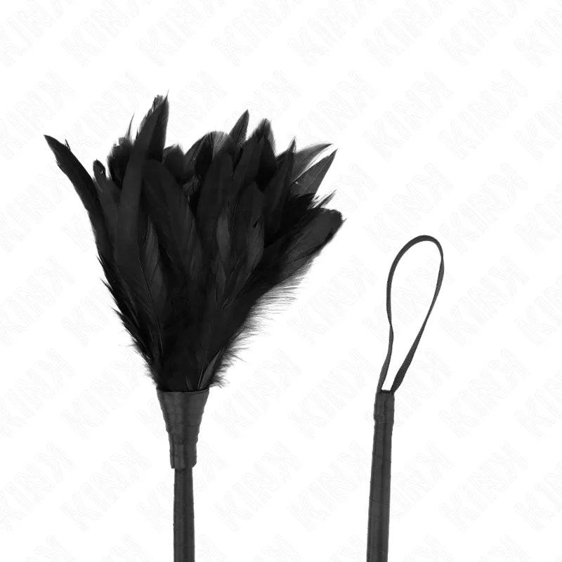 Accessoire BDSM en cuir noir, design ergonomique et ajustable, finition artisanale, plumes pour expérience sensorielle.