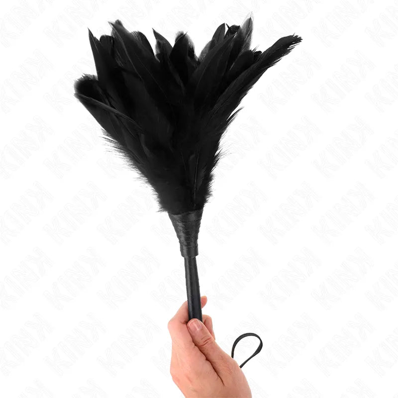 Accessoire BDSM en cuir noir, ergonomique et ajustable, avec finitions artisanales, pour expériences sensorielles raffinées.