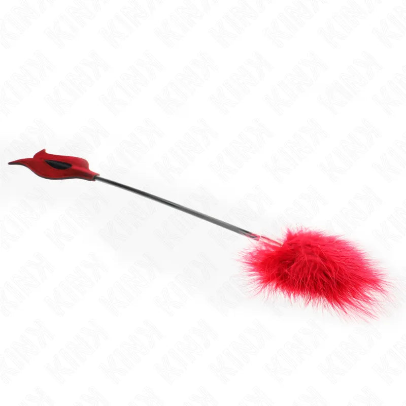 Accessoire BDSM en cuir rouge avec plumeau rouge, élégant et sophistiqué, idéal pour expériences sensorielles variées.