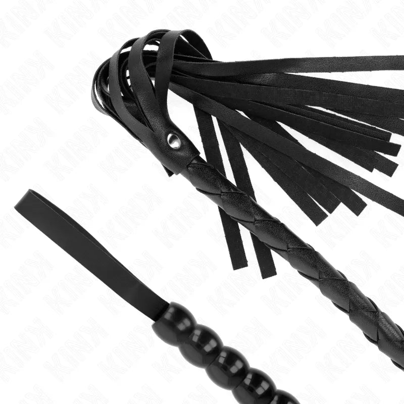 Accessoires BDSM en cuir noir véritable, cravache tressée et fouet à lanières, qualité durable et ergonomique.