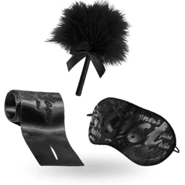 accessoires BDSM satin luxueux sensuel élégant soyeux doux menottes masque plumeau bondage raffiné sophistiqué érotique confortable réglable durable