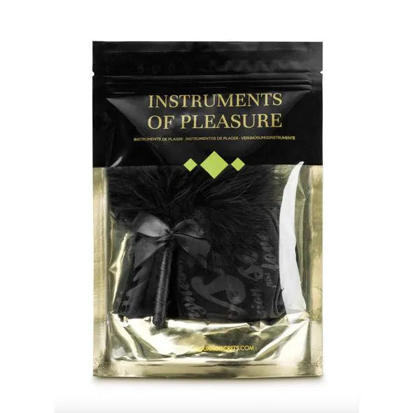 Accessoires BDSM en satin noir luxueux avec menottes, masque et plumeau, élégants et sophistiqués pour jeux intimes.
