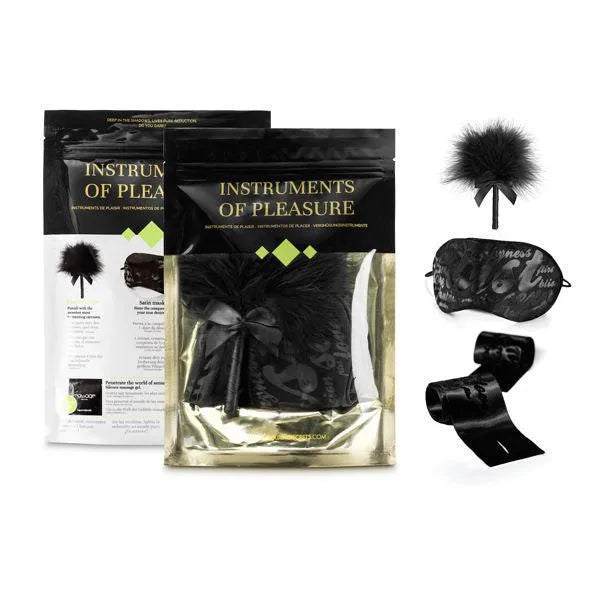 Accessoires BDSM en satin noir luxueux avec menottes, masque et plumeau, élégants et sophistiqués pour jeux intimes.
