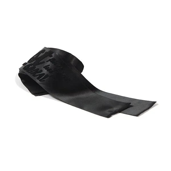 Accessoires BDSM en satin noir, menottes et masque élégants, doux et réglables pour une expérience sensuelle raffinée.