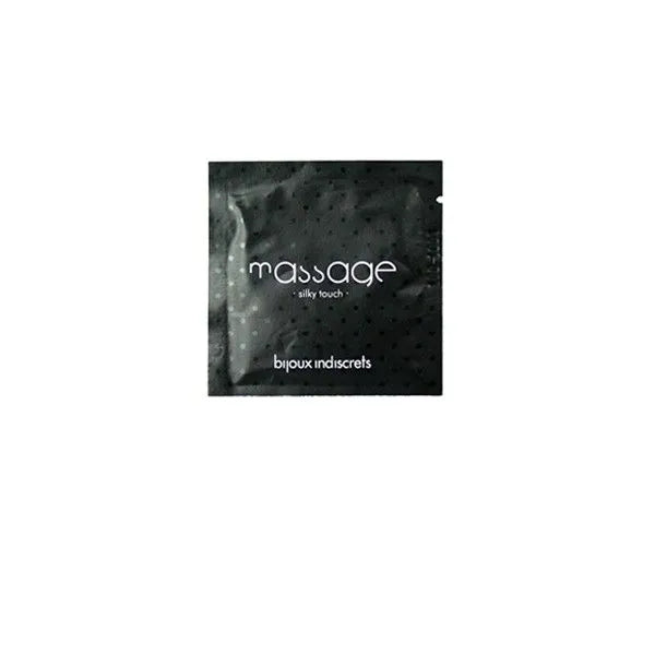 Accessoires BDSM en satin noir, menottes et masque élégants, plumeau raffiné, pour jeux érotiques sophistiqués.