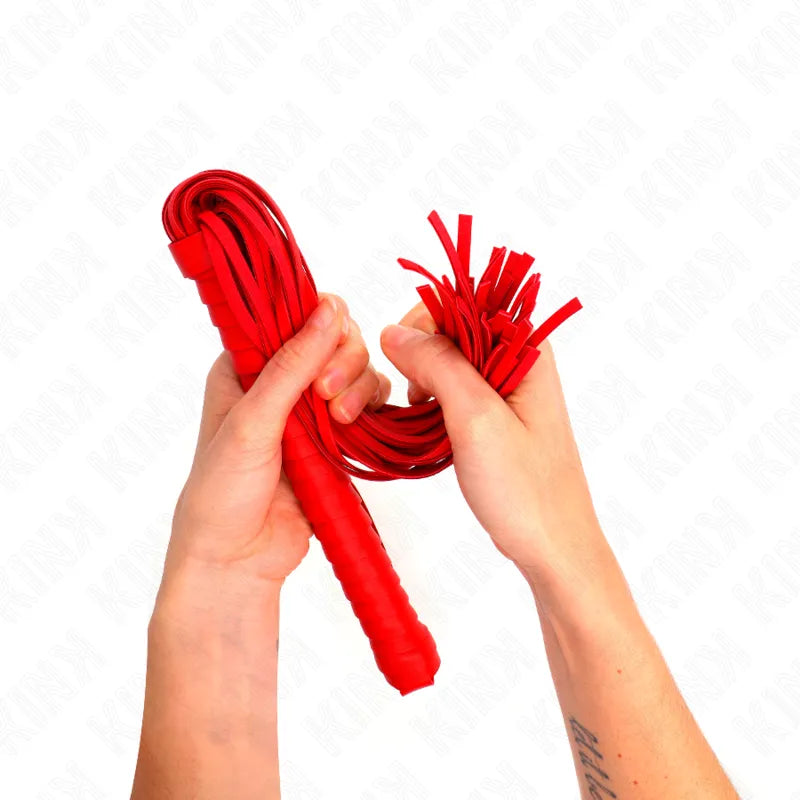 Accessoire BDSM en cuir rouge, fouet élégant avec poignée ergonomique, finition artisanale, pour plaisir et confort.