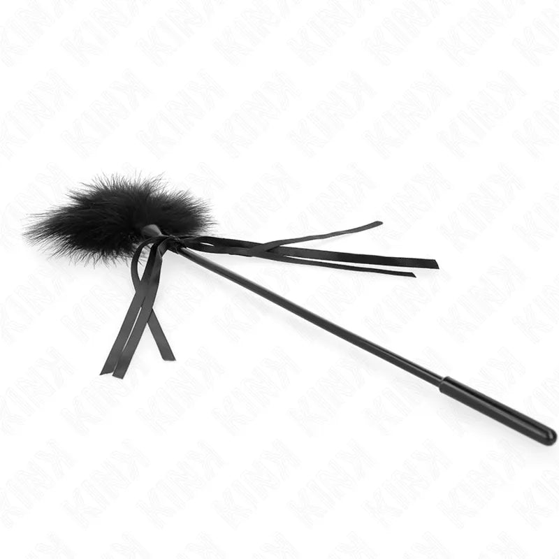 Accessoire BDSM en cuir noir véritable, design élégant et ergonomique, avec détails raffinés pour sensations intenses.