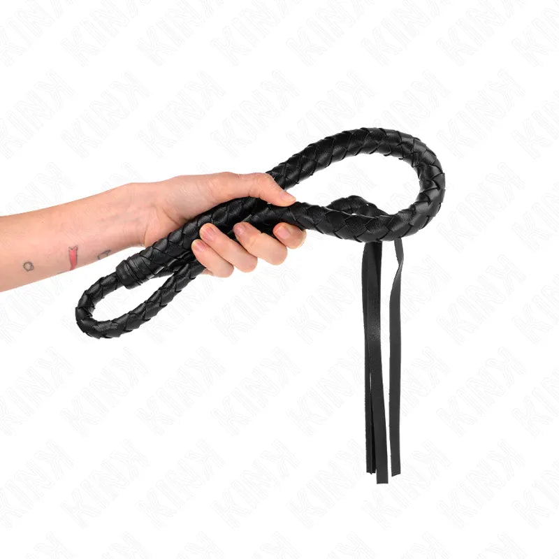 Accessoire BDSM en cuir noir, fouet tressé avec poignées solides, design élégant et durable pour explorations sensorielles.