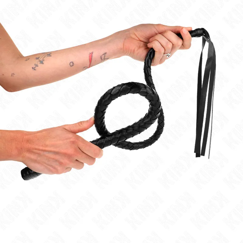 Accessoire BDSM en cuir noir, fouet élégant avec poignées solides, design raffiné et personnalisable, artisanat de qualité.