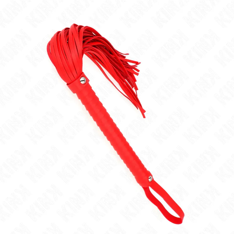 Fouet BDSM en cuir rouge, poignée ergonomique, lanières souples, finition artisanale, accessoire élégant et robuste.