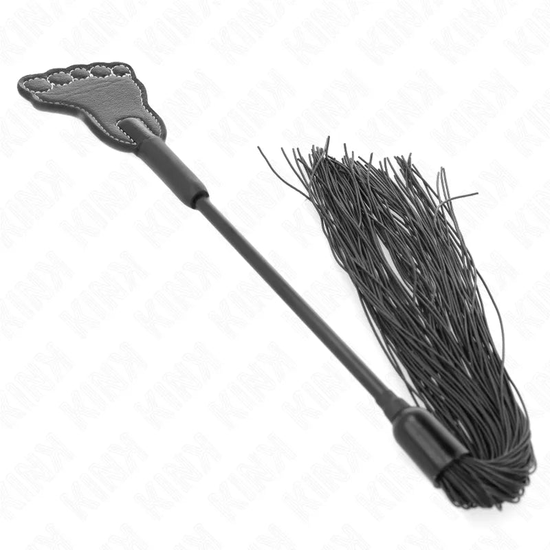 Accessoire BDSM en cuir noir, cravache avec manche ergonomique et lanières en silicone, design élégant et durable.
