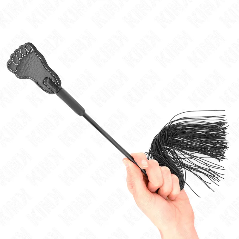 Cravache BDSM en cuir noir avec poignée ergonomique et lanières en silicone, design élégant pour sensations variées.