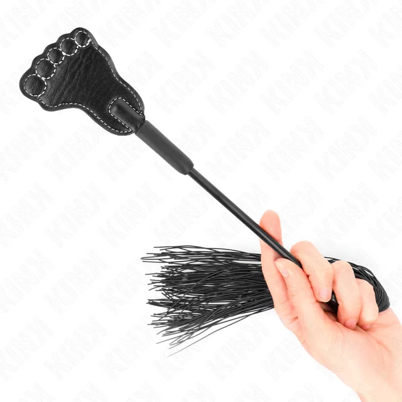 Accessoire BDSM en cuir noir, fouet avec manche ergonomique et lanières en silicone, design élégant pour sensations intenses.