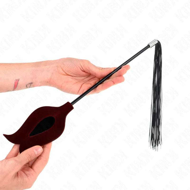Cravache BDSM haut de gamme en cuir noir et rouge, manche ergonomique, franges en silicone, élégante et durable.
