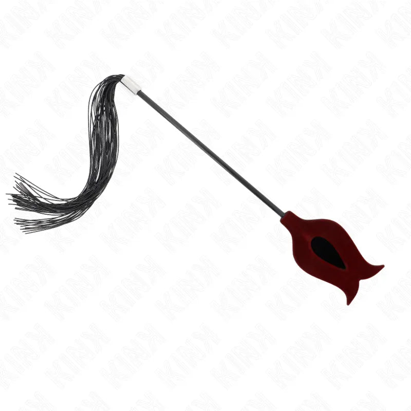 Cravache BDSM en cuir rouge et noir, manche ergonomique, lanières souples, accessoire haut de gamme élégant et durable.