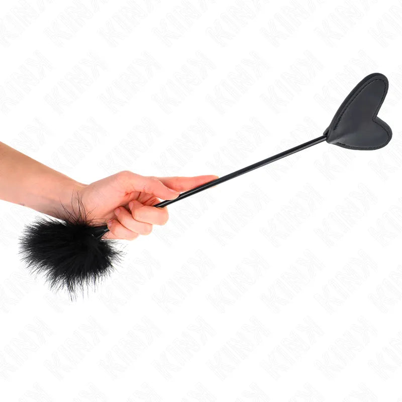 Cravache BDSM noire en cuir avec embout en forme de cœur et plumeau, accessoire élégant pour jeux intenses.
