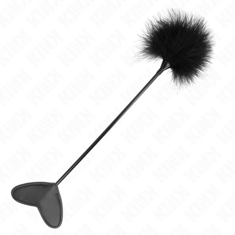Accessoire BDSM noir en cuir et plume, forme ergonomique, pour jeux intenses, élégant et personnalisable.