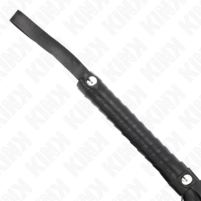 Cravache BDSM en cuir noir avec poignée ergonomique et lanière, accessoire érotique pour jeux sensuels et intenses.