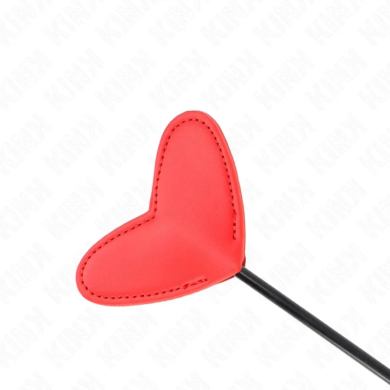 Cravache BDSM élégante en cuir rouge en forme de cœur, manche noir, accessoire sensuel et raffiné pour exploration intime.