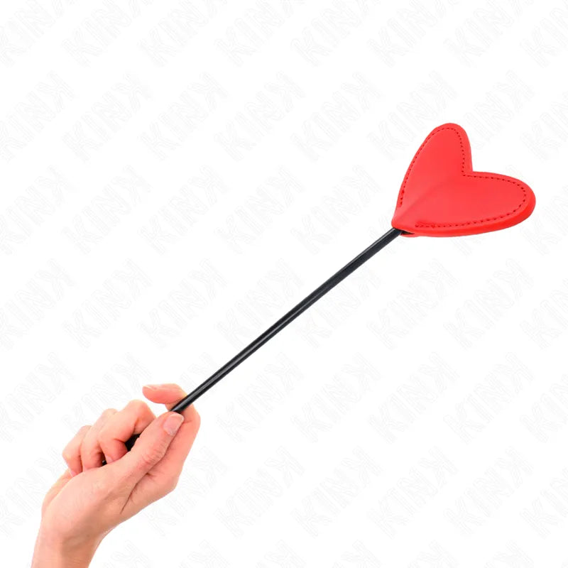 Cravache élégante en cuir rouge en forme de cœur, manche noir ergonomique, accessoire BDSM raffiné et luxueux.