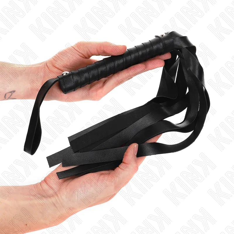 Cravache BDSM en cuir noir avec lanières souples, poignée ergonomique, accessoire érotique pour jeux intenses et sensuels.