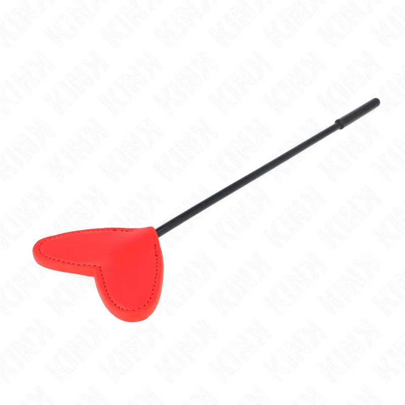 Cravache BDSM élégante en cuir rouge et silicone noir, design raffiné pour sensations sensuelles et exploration intime.