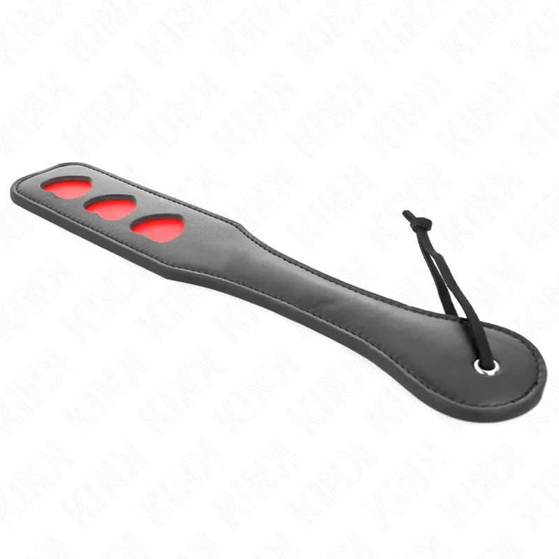 Accessoire BDSM en cuir noir avec trous rouges, design ergonomique et sophistiqué, idéal pour séances sensuelles.