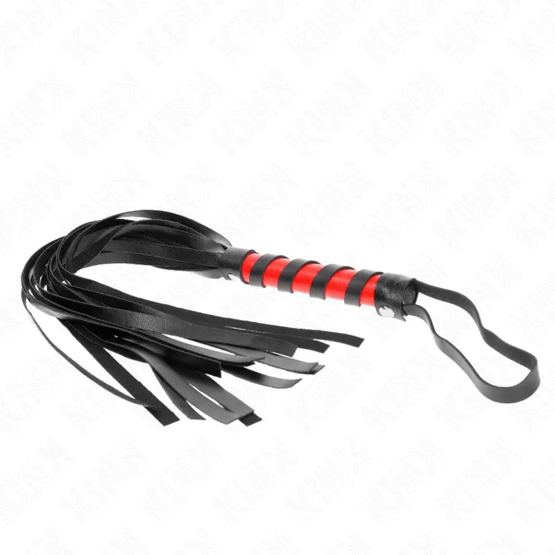 Fouet BDSM en cuir noir et rouge, élégant et robuste, avec lanières souples et poignée ergonomique pour jeu sensuel.