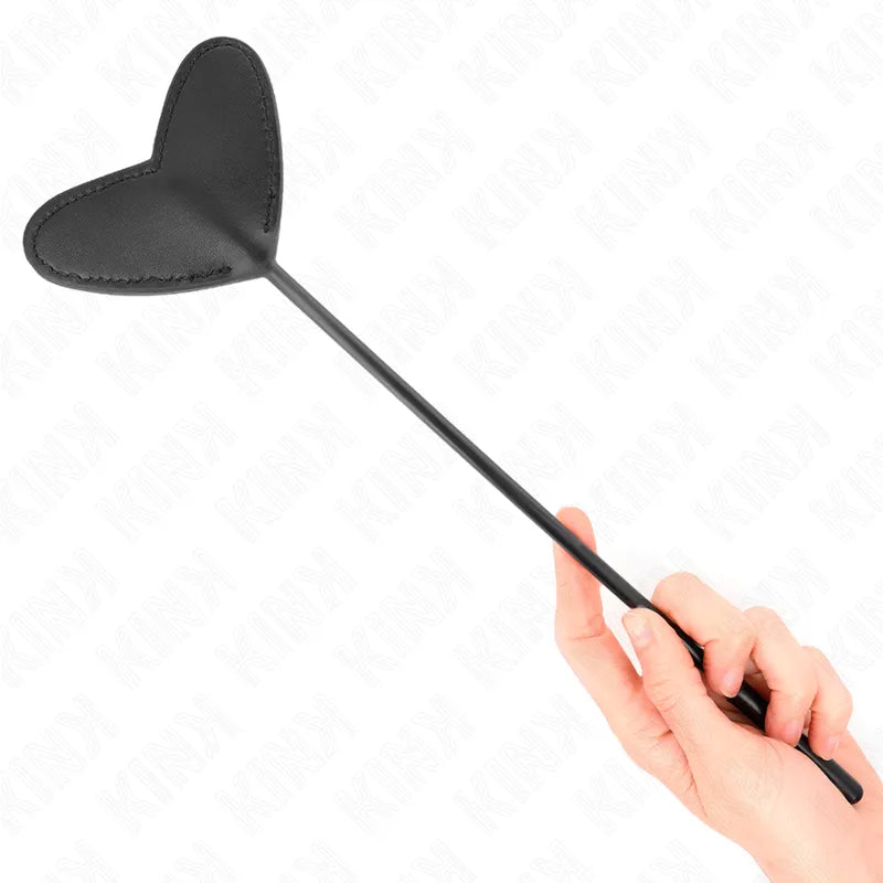 Cravache BDSM en cuir noir, forme cœur, manche long, accessoire sensoriel élégant et audacieux pour expériences intenses.
