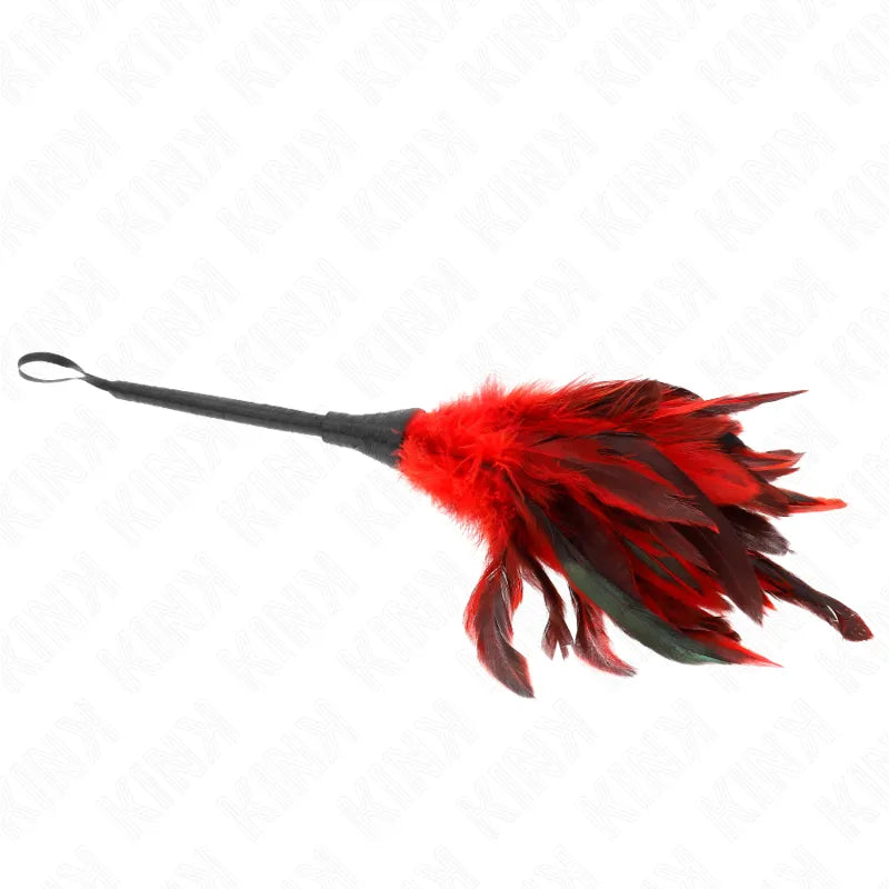 Plumeau BDSM en cuir noir et plumes rouges, finition artisanale, accessoire sensuel et sophistiqué pour jeux intenses.