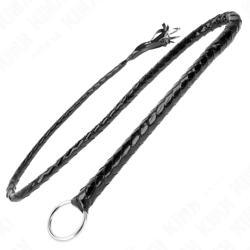 Cravache en cuir noir tressé, finition artisanale, accessoire BDSM luxe, élégance et intensité pour plaisir contrôlé.