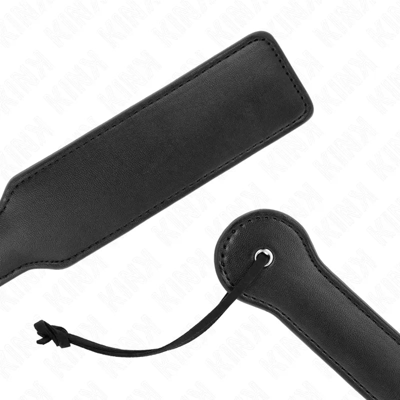 Fouet en cuir noir tressé, poignée antidérapante, finition raffinée, idéal pour séances BDSM élégantes et intenses.