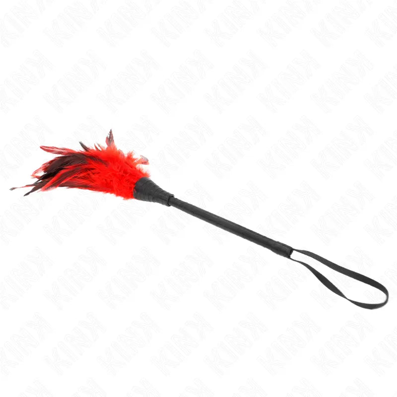Accessoire BDSM cuir noir avec plumeau rouge, ergonomique et sophistiqué, pour jeux sensuels et sécurisés.