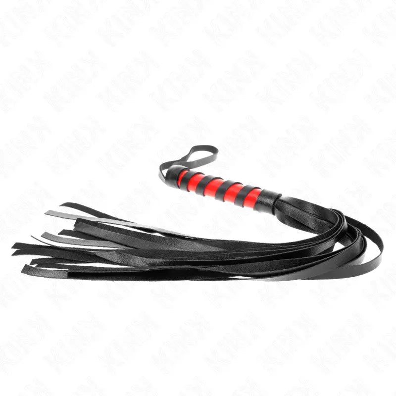 Accessoire BDSM en cuir noir avec manche rouge et noir, lanières souples, élégant et robuste, idéal pour jeux sensuels.