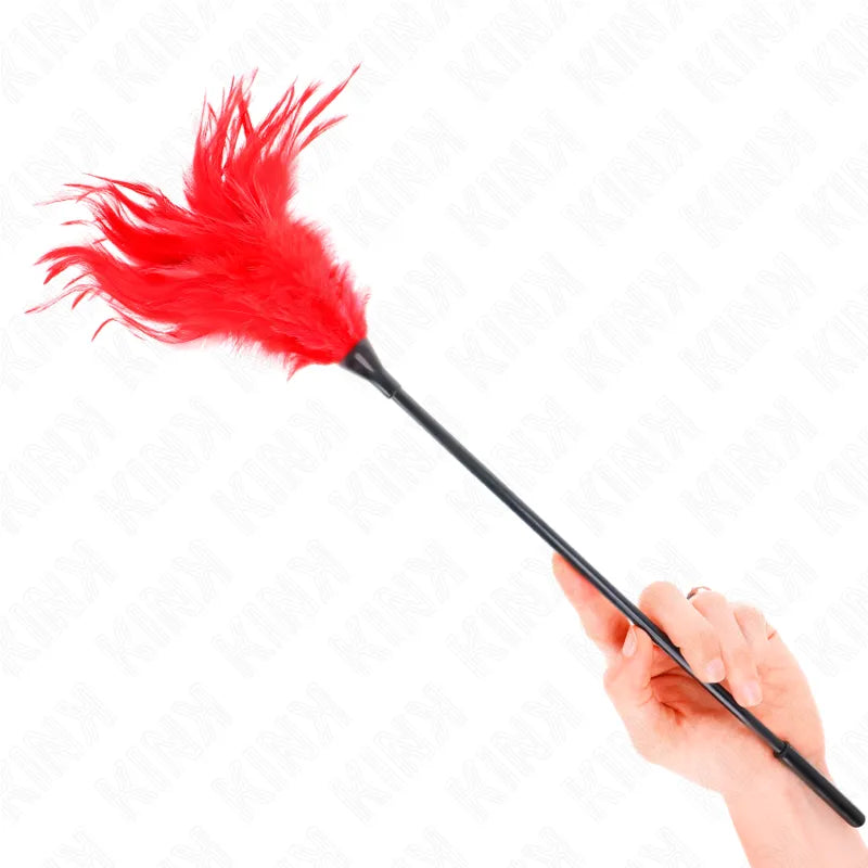 Plumeau BDSM rouge en cuir véritable, manche noir ergonomique, accessoire premium pour sensations intenses et sécurité.