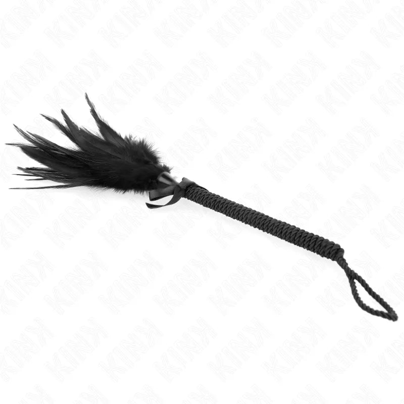 Accessoire BDSM en cuir noir, élégant et robuste, avec poignée tressée et plumes, pour jeux de rôle sophistiqués.