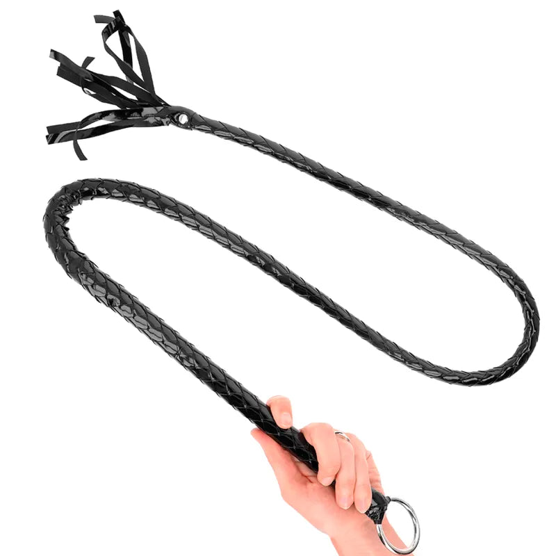Cravache en cuir noir tressé, poignée ergonomique, finition artisanale, accessoire BDSM luxe pour plaisir maîtrisé.