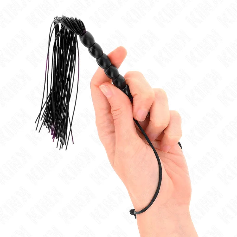 Cravache cuir noir élégante, poignée ergonomique, lanières fines, idéale pour jeux BDSM, qualité durable et précise.