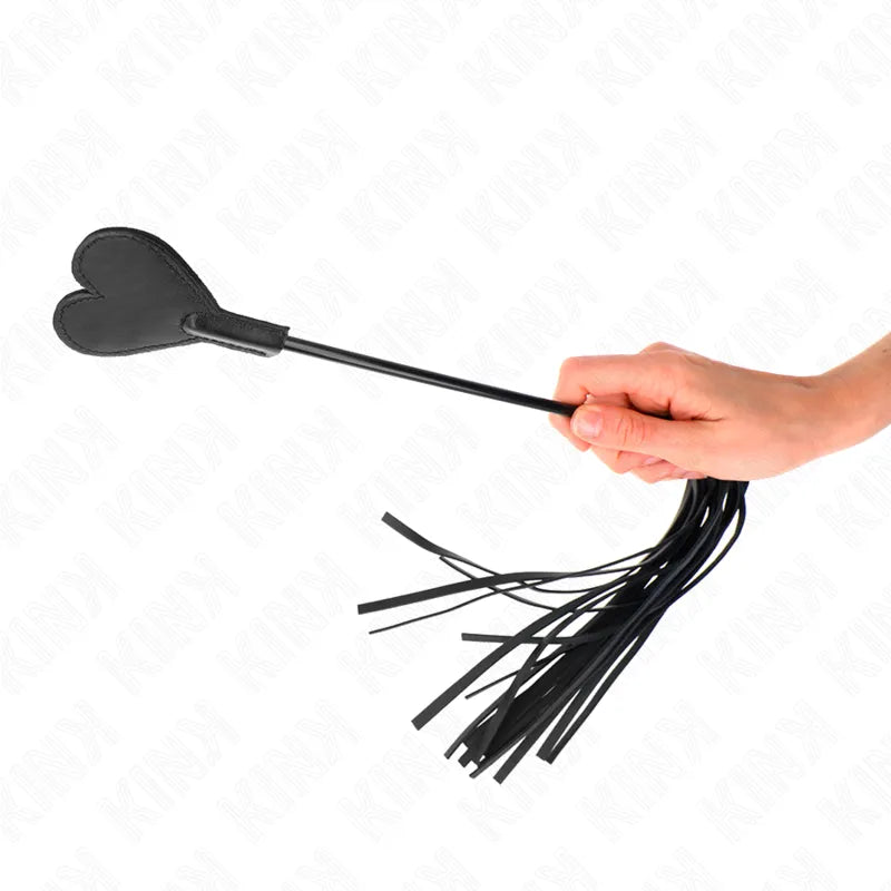 Accessoire BDSM en cuir noir, forme de cœur, manche ergonomique, lanières élégantes, finition luxueuse.