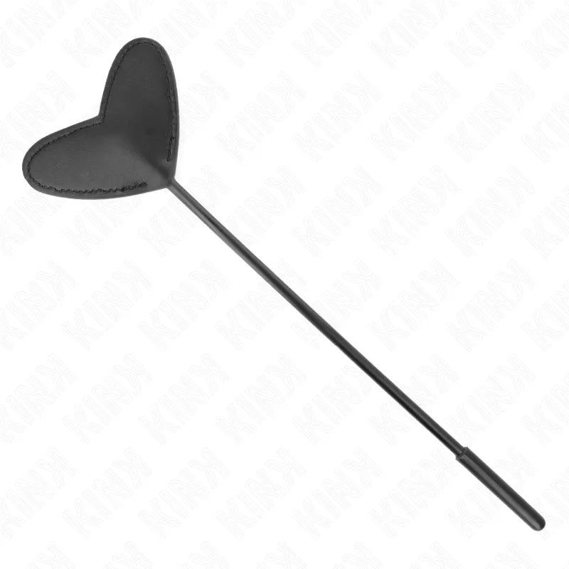 Cravache en cuir noir premium, forme cœur, ergonomique, pour expériences BDSM sensorielles intenses et élégantes.