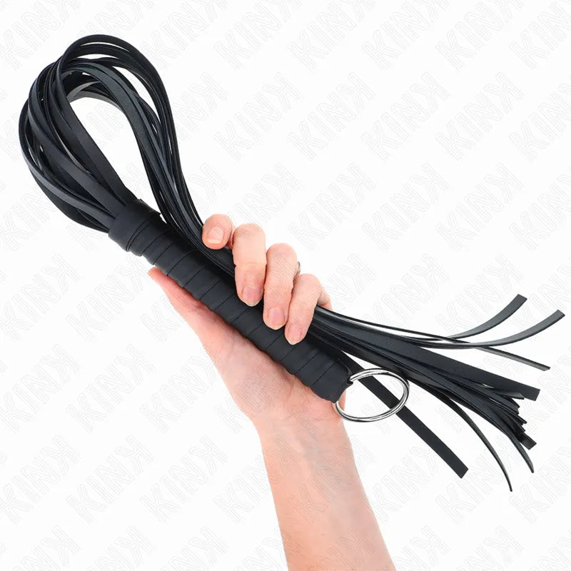 Cravache BDSM artisanale en cuir noir avec poignée ergonomique, lanières robustes, idéale pour sensations raffinées.