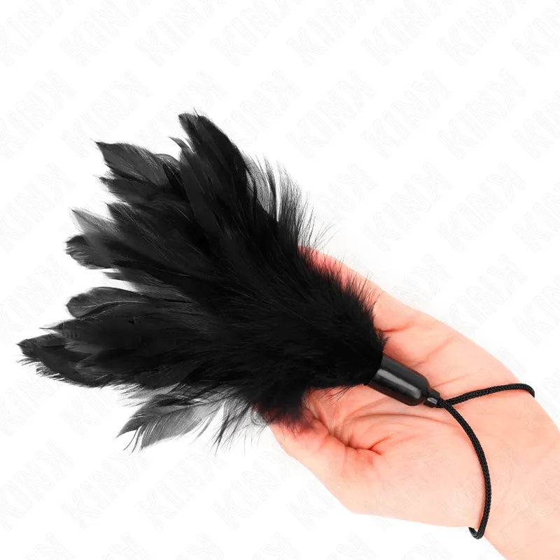 Plumeau BDSM en cuir noir premium, ergonomique, avec longues plumes pour jeux de rôle intenses et confortables.