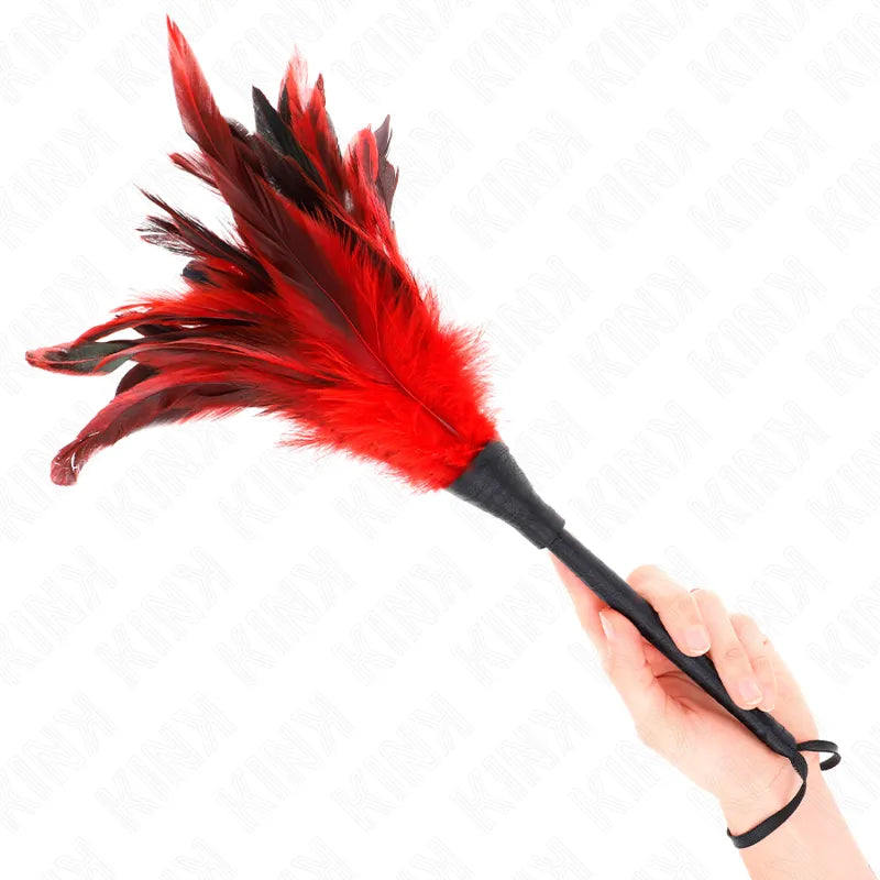Plumeau BDSM en cuir noir et plumes rouges, finition artisanale, pour jeux sensuels et intenses.