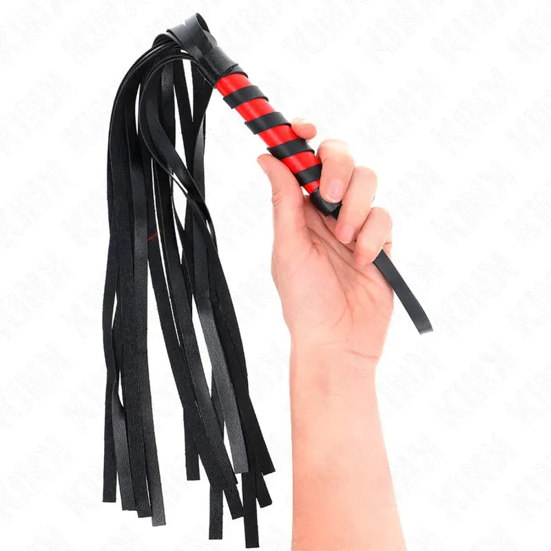 Fouet BDSM en cuir noir et rouge, élégant et robuste, avec lanières longues et poignée ergonomique, pour jeux sensuels.