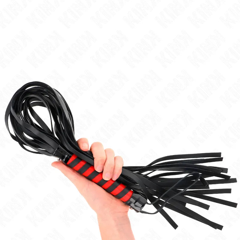 Cravache BDSM en cuir noir et rouge, design ergonomique, luxe artisanal, tenue en main, accessoires personnalisables.