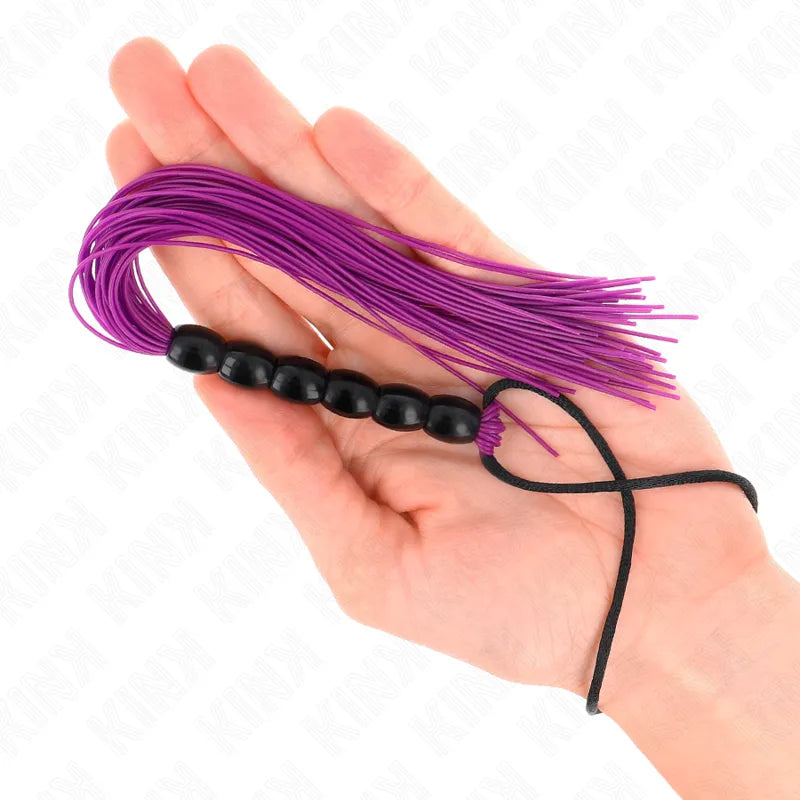 Cravache BDSM en cuir véritable noir et rouge, design ergonomique, luxe et durabilité pour expériences intenses.