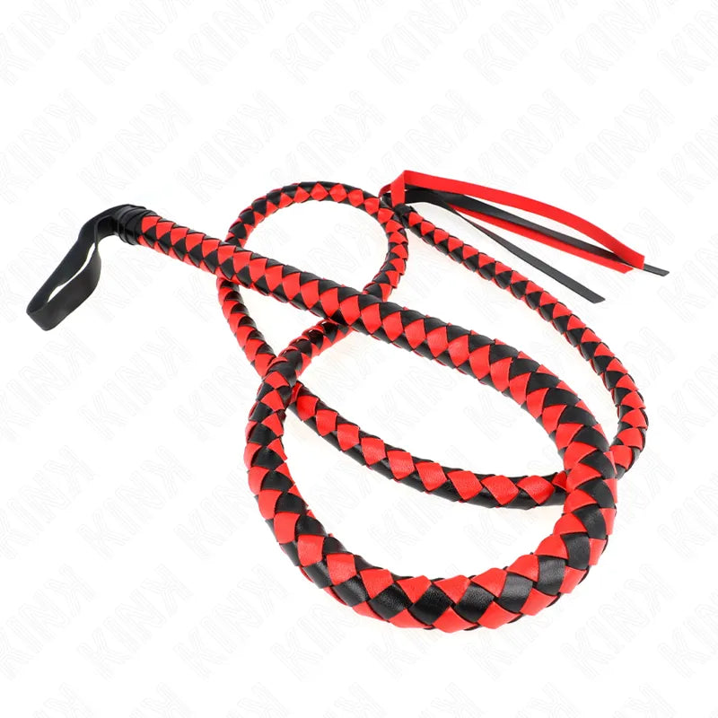 Fouet en cuir rouge et noir, tressage artisanal, poignée ergonomique, design élégant pour expérience BDSM haut de gamme.