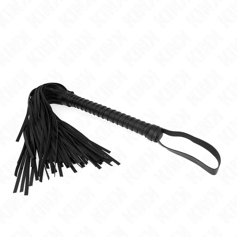 Accessoire BDSM en cuir noir, fouet élégant avec lanières, manche ergonomique, qualité artisanale, sensations intenses.