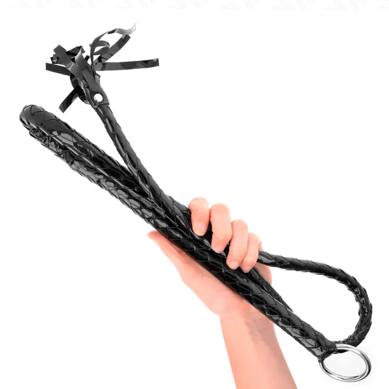 Accessoire BDSM en cuir noir tressé, cravache élégante avec poignée ergonomique, luxe et durabilité pour plaisir maîtrisé.