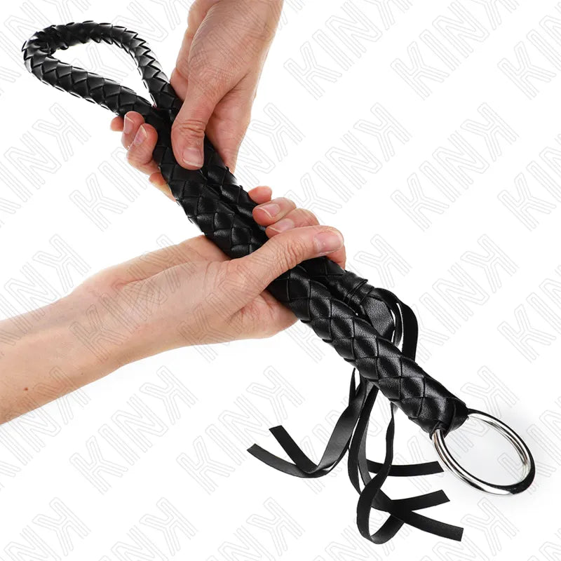 Accessoire BDSM en cuir noir tressé, cravache élégante avec poignée ergonomique et lanières, pour jeu érotique intense.